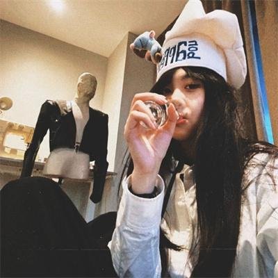 这名男子，捡到了人鱼。
